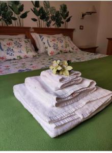 una pila de toallas sentadas encima de una cama en Rodoflor Rooms, en Castellammare di Stabia