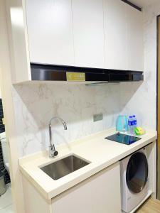 Una cocina o kitchenette en Golden Central Hotel Serviced Residence-Xin Hao E Du金中环服务公寓新浩e都店