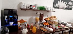 Wellness Penzion Life في Číměř: طاولة مع طعام الإفطار وآلة صنع القهوة
