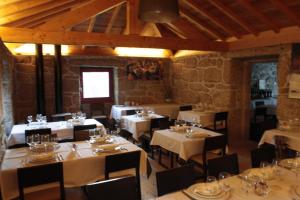 מסעדה או מקום אחר לאכול בו ב-Aldeia Do Pontido