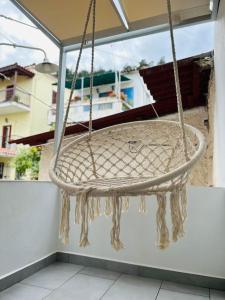 een hangstoel op een balkon met een raam bij Statha’s Home in Gythio