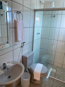 łazienka z toaletą i umywalką w obiekcie Syros Hotel w mieście Gama