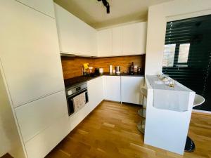 A kitchen or kitchenette at A place to call home