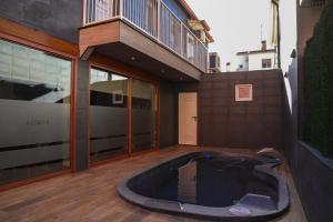 un grand bâtiment avec une grande piscine vide sur du parquet dans l'établissement BUNGALOW PUERTO SANTA POLA PISCINA CLIMATIZADA, à Santa Pola