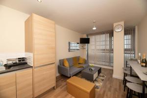 cocina y sala de estar con sofá y mesa en Grand Central , 2 double bedroom apartment with free parking , Birmingham en Birmingham