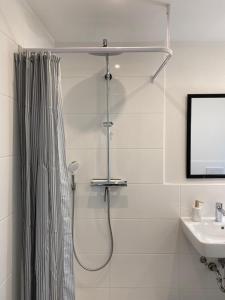 a bathroom with a shower curtain and a sink at Modernes Apartment - Nähe Technische Hochschule und Altstadt in Amberg