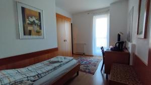 A bed or beds in a room at Pension Kappel