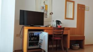 A television and/or entertainment centre at Pension Kappel