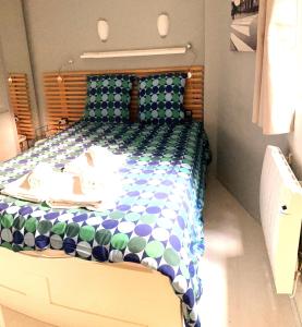 1 dormitorio con 1 cama con edredón azul y verde en Escalille le Royale, en Lille