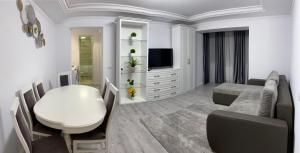 Μια τηλεόραση ή/και κέντρο ψυχαγωγίας στο Apartament Areni Suceava