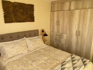 1 dormitorio con 1 cama y armario de madera en Departamento Centro Curicó, en Curicó