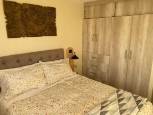 a bedroom with a bed and a wooden cabinet at Departamento Centro Curicó in Curicó
