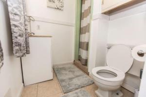 Ένα μπάνιο στο Birmingham Brickstone With Backyard Privacy +13 φωτογραφίες