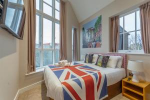 une chambre avec un lit avec un ours en peluche dessus dans l'établissement The Old School House - Luxury Themed Apartments, à Nottingham