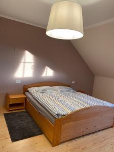 מיטה או מיטות בחדר ב-Ferienwohnung Weberschläger