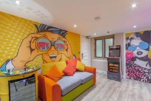 un salon avec un canapé et des lunettes de soleil sur le mur dans l'établissement The Old School House - Luxury Themed Apartments, à Nottingham 25 autres photos