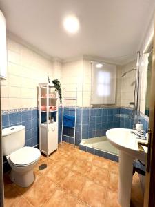 フリヒリアナにあるCasa LUNAのバスルーム(トイレ、洗面台、シャワー付)