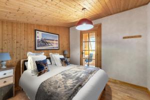 a bedroom with a bed and a wooden ceiling at Résidence Valset - 3 Pièces pour 9 Personnes 984 in Val Thorens