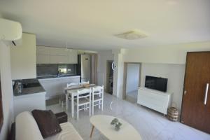 TV a/nebo společenská místnost v ubytování Theros-Cottage