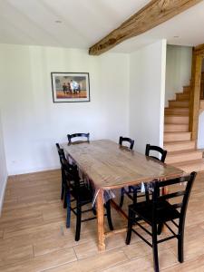 Avremesnil的住宿－Gite de Beaufournier，一间带木桌和椅子的用餐室