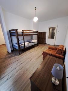 Pokój z 2 łóżkami piętrowymi i kanapą w obiekcie Dom horskej služby w Tierchowej