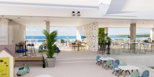 ein Restaurant mit Meerblick in der Unterkunft Maistra Select Astarea Hotel in Mlini