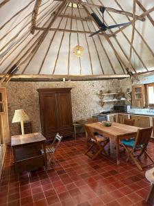 uma cozinha com uma mesa de madeira numa tenda em Hacienda Guesthouse with Private Cenote em Espita