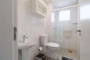 Koupelna v ubytování Apartamento com 2 Dormitórios no Coração da Praia Grande - Torres/ RS + 10 fotografií