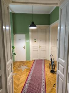 Habitación con paredes verdes y alfombra en el suelo en Konzul en Osijek