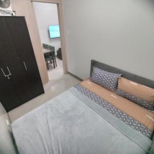 ein Wohnzimmer mit einem Sofa und einem Tisch in der Unterkunft Cainta Condominium SMDC CHARM in Manila