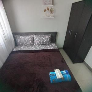Llit o llits en una habitació de Cainta Condominium SMDC CHARM