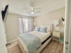 um quarto com uma cama e uma ventoinha de tecto em Quiet home in Metrowest em Orlando
