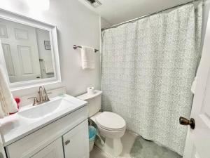 uma casa de banho com um lavatório, um WC e um chuveiro em Quiet home in Metrowest em Orlando
