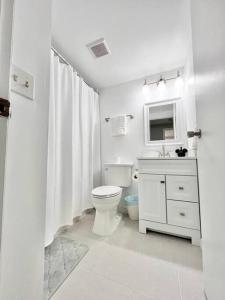 uma casa de banho branca com um WC e um lavatório em Quiet home in Metrowest em Orlando