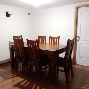 mesa de comedor con 6 sillas y mesa de madera en Casa Ann, en Osorno