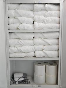 un armario lleno de muchas toallas en macity, en Incheon