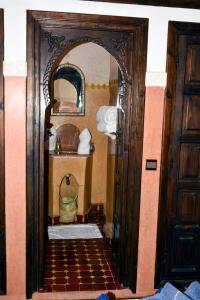 une chambre dotée d'une porte et de carrelage. dans l'établissement Dar Tuscia, à Marrakech