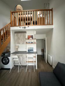 eine Küche mit Tisch und Stühlen in einem Zimmer in der Unterkunft 2 pièces duplex Issy Les Moulineaux Ascenseur internet in Issy-les-Moulineaux