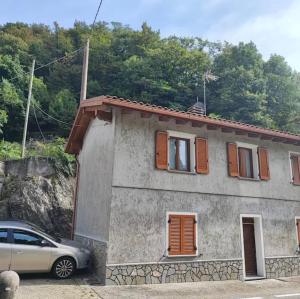 dom z samochodem zaparkowanym przed nim w obiekcie Casa Tartaruga w mieście Olgiasca