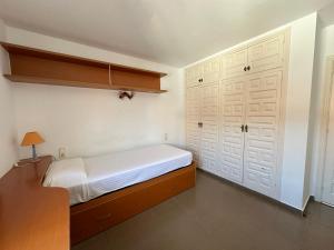 Postel nebo postele na pokoji v ubytování Agi Riu Segre Villa + 21 fotografií