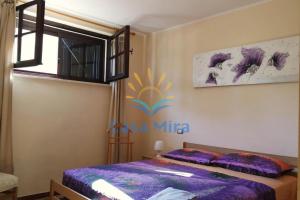 una camera con letto e finestra di Mira Holiday Apartment Chia a Chia