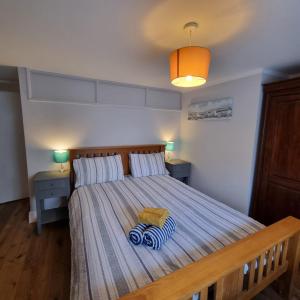 En eller flere senge i et værelse på Ryde Beach Garden Apartment