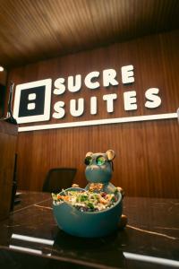 Sucre Suites في بوينس آيرس: وعاء من الطعام جالس على طاولة