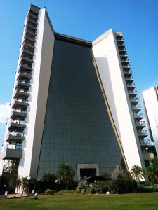 un edificio alto con muchas ventanas en Summit Flat Service, en São José dos Campos