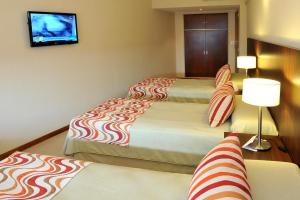Säng eller sängar i ett rum på Hotel Intersur San Telmo