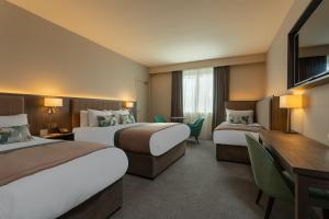 Rúm í herbergi á McWilliam Park Hotel