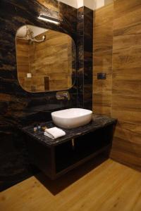 Bilik mandi di Hotel 777, Pushkar By Shivaneel Hospitality