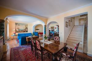 - un salon avec une table et un canapé bleu dans l'établissement Villa la Campanella by Elite Villas, à Ravello