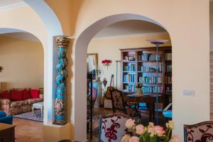 un salon avec une voûte et une salle à manger dans l'établissement Villa la Campanella by Elite Villas, à Ravello