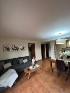 sala de estar con sofá azul y mesa en Acogedor y Céntrico Apartamento en Mora de Rubielos